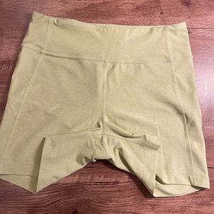 Outdoor Voices Warmup Short 5” (M) - Lemongrass